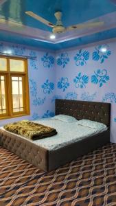 a bedroom with a bed in a room with blue walls at Samoon guest house in Wāmpor