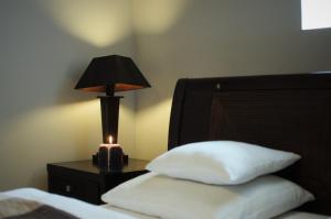 een lamp op een nachtkastje naast een bed bij Zakopane - Apartament z widokiem in Zakopane