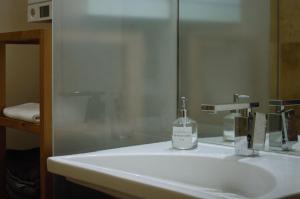 zlew w łazience z butelką mydła w obiekcie Zakopane - Apartament z widokiem w Zakopanem +7 zdjęć