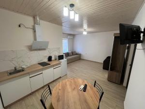 a large room with a table and a kitchen at Nishkoiu Apartamente in Solotvyno