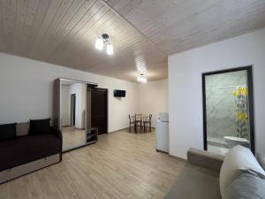 a living room with a couch and a table at Nishkoiu Apartamente in Solotvyno