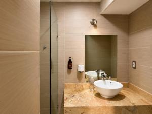 ein Badezimmer mit Waschbecken und Spiegel in der Unterkunft Hotel ROLOVI in Veracruz
