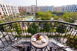 ein Tisch mit einer Obstschale auf einem Balkon in der Unterkunft Sun Hotel Sam Son in Sầm Sơn