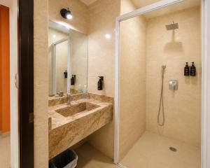 ein Badezimmer mit Waschbecken und Dusche in der Unterkunft Hotel ROLOVI in Veracruz