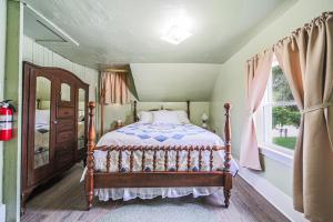 a bedroom with a bed and a window at The Wrens Nest in Baltic