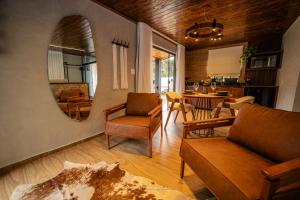 a living room with a couch and a mirror at Hotel Fazenda Gabro - Vitra in Apiaí +12 photos