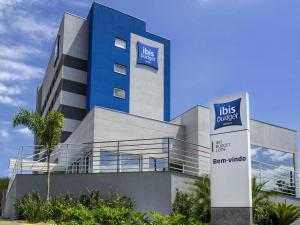 a building with a sign in front of it at ibis budget Leme SP in Leme