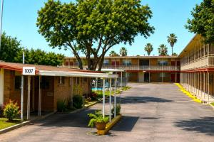an empty parking lot in front of a building at Pen Ann by Capital O Pharr-McAllen TX in Pharr