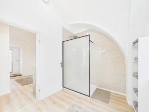 an open door in a room with white walls and wooden floors at Ebenerdige Ferienwohnung in Maissau