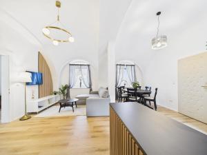 a living room with a couch and a table at Ebenerdige Ferienwohnung in Maissau