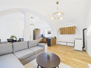 a living room with a couch and a table at Ebenerdige Ferienwohnung in Maissau +17 photos