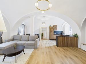 a living room with a couch and a table at Ebenerdige Ferienwohnung in Maissau