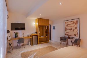 a room with a kitchen with a table and chairs at Abasolo Clubhouse in La Paz