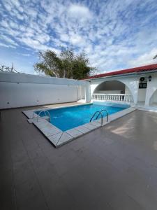 a swimming pool in the middle of a building at La Villa Eden in Pointe-Noire