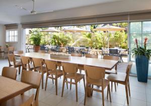 Restaurace v ubytování Coconut Waikiki Hotel