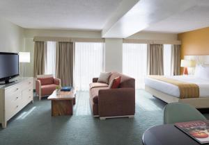 TV a/nebo společenská místnost v ubytování Coconut Waikiki Hotel