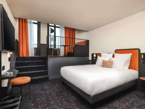 a hotel room with a bed and a staircase at Mercure Bordeaux Centre Gare Atlantic in Bordeaux +185 photos