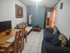 a living room with a couch and a table at Comfortable and equipped house in Rioverde in Río Verde