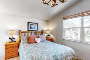 a bedroom with a bed and a window at Sun Bird Getaway at River Run in Ketchum
