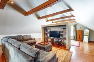 a living room with a couch and a tv at The Loft at Fort Defiance in Barnard