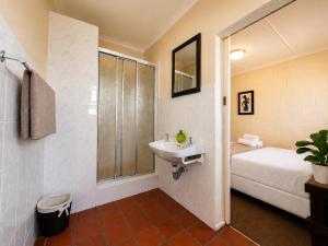 a bathroom with a sink and a bed at Baviana Beach Lodge - Jacobsbaai - Jacobs Bay in Jacobs Bay +48 photos