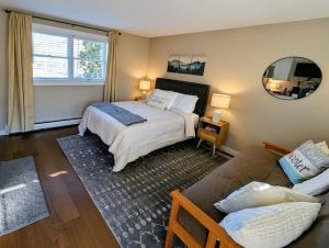 a bedroom with a bed and a couch at Okemo Era in Ludlow