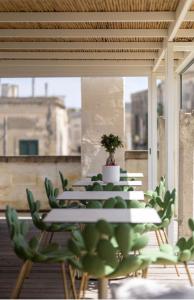 a group of tables and chairs with a potted plant at Casa Novecentoundici in Castrignano deʼ Greci