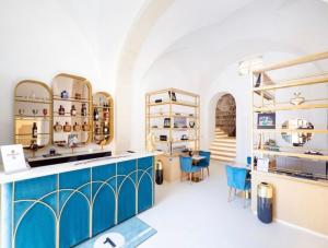 a store with blue cabinets and blue chairs at Casa Novecentoundici in Castrignano deʼ Greci