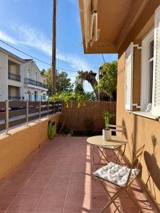 a patio with a table and chairs on a balcony at Mosaic House in Sami