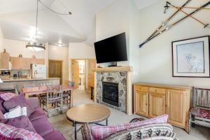 ein Wohnzimmer mit Sofa und Kamin in der Unterkunft Lofty Quarters #409 in Copper Mountain