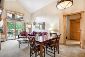 ein Esszimmer mit Tisch, Stühlen und Sofa in der Unterkunft Lofty Quarters #409 in Copper Mountain