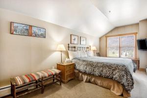 ein Schlafzimmer mit einem großen Bett und einem Fenster in der Unterkunft Lofty Quarters #409 in Copper Mountain + 90 Fotos
