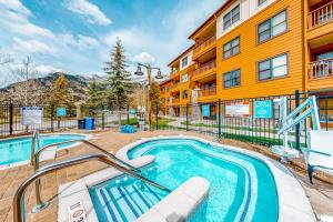 ein Schwimmbad vor einem Gebäude in der Unterkunft Lofty Quarters #409 in Copper Mountain