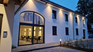 ein weißes Haus mit einem Tisch und Stühlen in der Unterkunft Haus Chresten in Büllingen