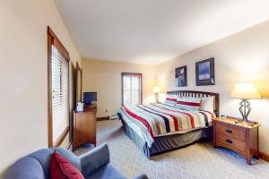 a bedroom with a bed and a couch at Oro Grande 216 in Keystone +46 photos