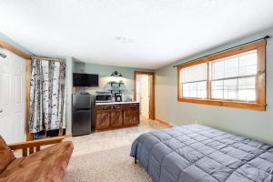 a bedroom with a bed and a kitchen at Champagne Supernova & Ludlow Lax in Ludlow
