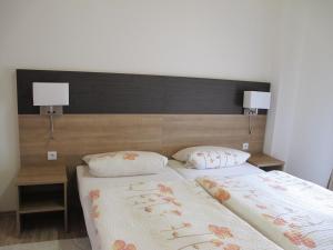 ein Schlafzimmer mit einem Bett mit zwei Kissen darauf in der Unterkunft Gasthaus Römer in Haigerloch
