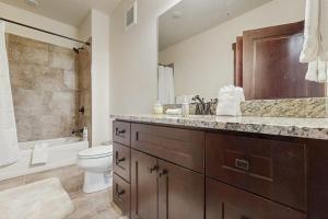 a bathroom with a sink and a toilet and a tub at Blue River Retreat in Silverthorne +24 photos
