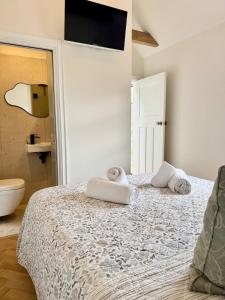 a bedroom with a bed with towels on it at Luxury cottage for 2 in Castleton - Peak District retreat - Panoramic Views & Log burner in Castleton +4 photos
