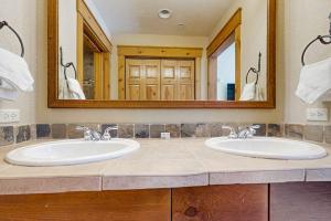 a bathroom with two sinks and a large mirror at Settler's Creek 6524 in Keystone +51 photos