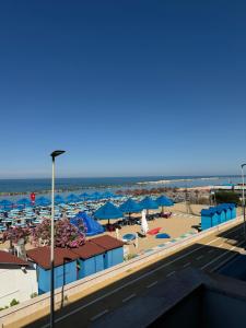a view of a beach with umbrellas and the ocean at Lungomare 83 in Francavilla al Mare