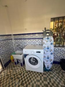 a bathroom with a washing machine in a room at CALIZA y LUZ in Arcos de la Frontera