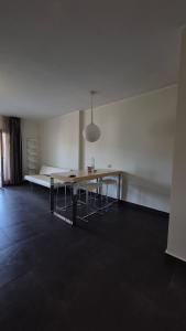 a white room with a table and a bed at Casa Mia in Cosenza +5 photos