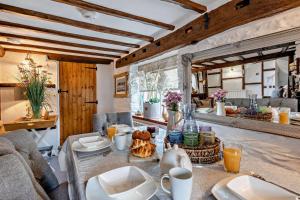 a dining room with a table and chairs at 2 Bed in Croyde oc-smithc in Croyde