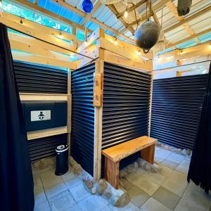 ein Zimmer mit einer Holzwand und einer Holzbank in der Unterkunft Basecamp3105 in Sooke