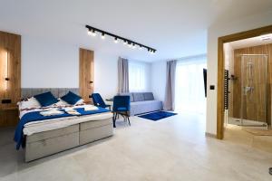 a bedroom with a bed and a living room at Zygmuntówka - Apartamenty i Pokoje in Krościenko