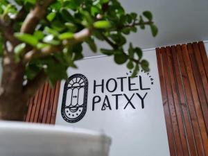 ein Schild für eine Hotelparty auf einem Tisch in der Unterkunft Hotel Patxy in Concepción
