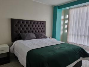 ein Schlafzimmer mit einem großen Bett und einem Fenster in der Unterkunft Hotel Patxy in Concepción