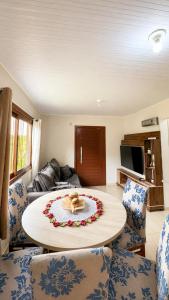 a living room with a table with a hat on it at Casa Turista in Cambará