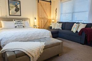 a bedroom with a blue couch and a bed at Dream Weaver in Ludlow